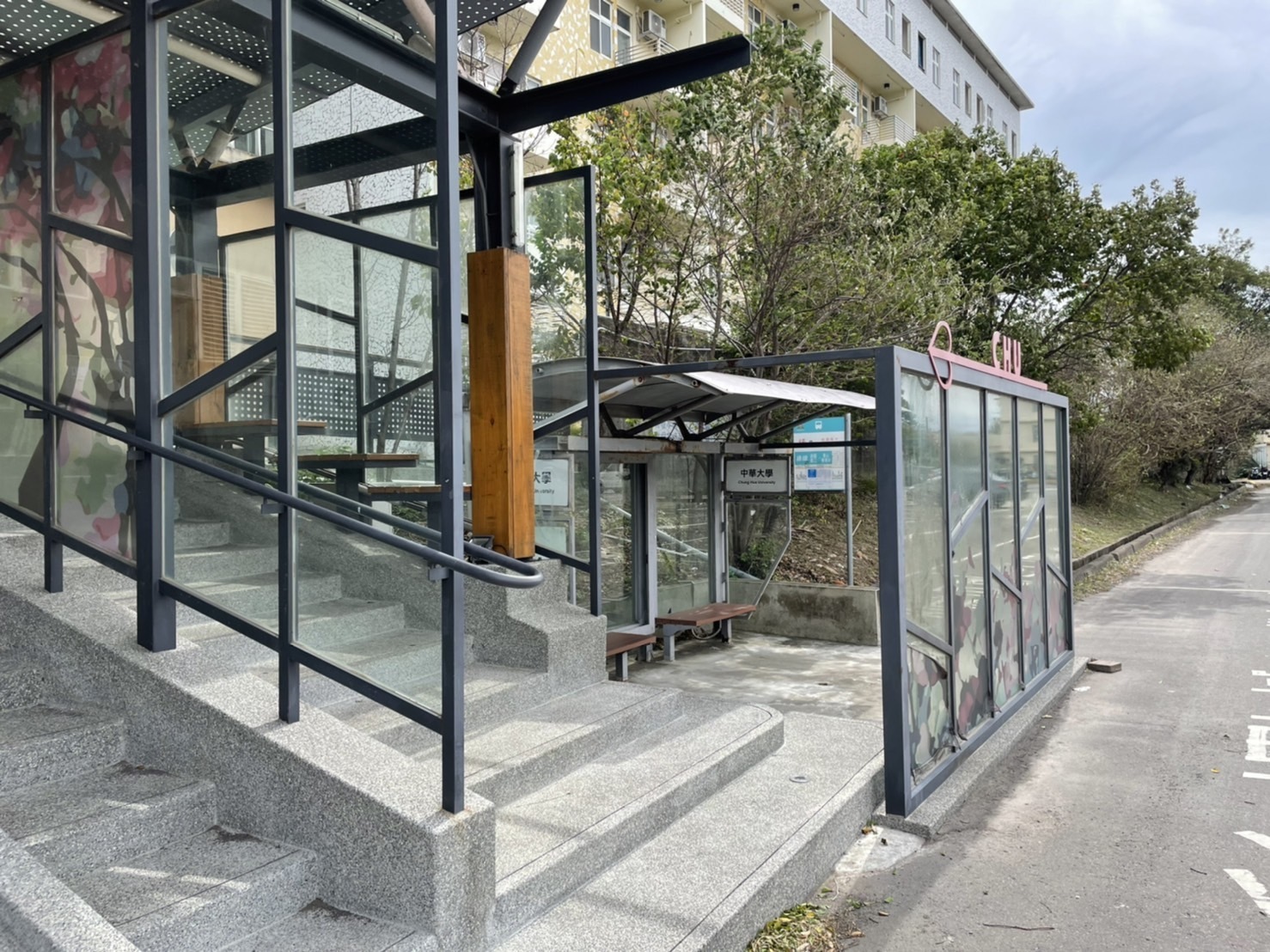 公車候車亭宿舍站 Bus Shelter Hostel Station